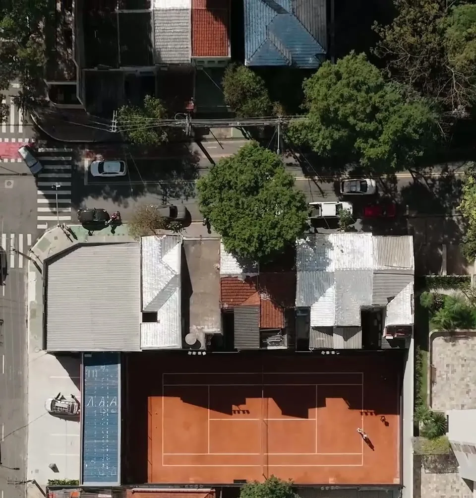 Vista aérea da quadra de saibro da Kuadra em Pinheiros