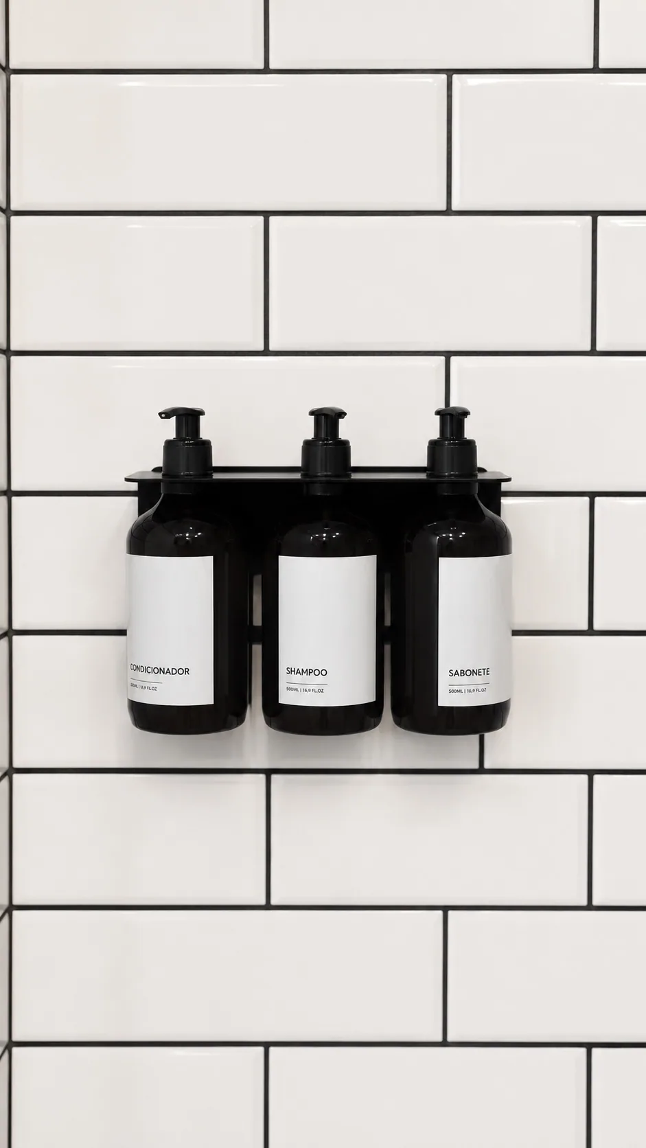 Dispenser com shampoo, condicionador e sabonete no vestiário da Kuadra