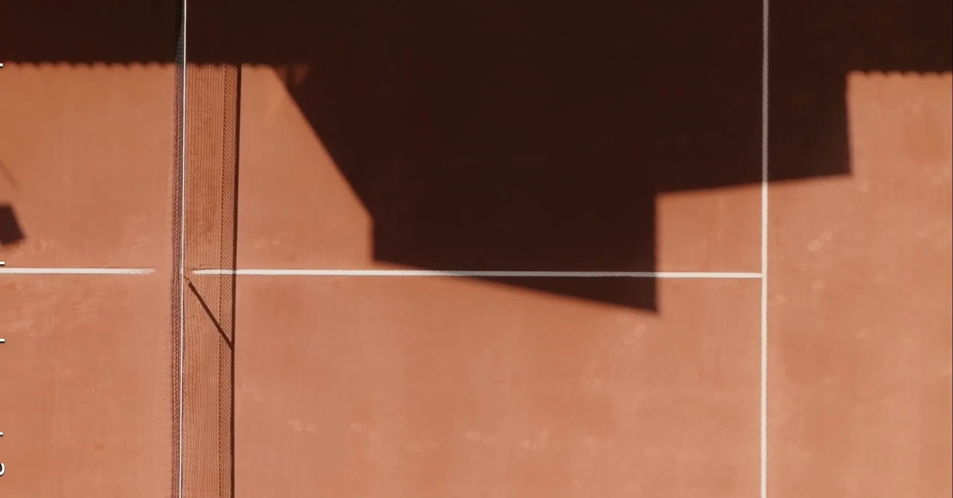 Detalhe das linhas e da textura do saibro da quadra da Kuadra